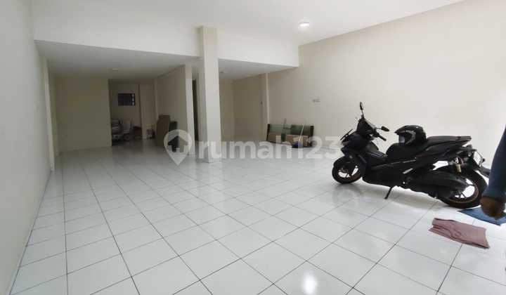 Ruang-Usaha di Jembatan Besi Ruang-Usaha di Jembatan Besi