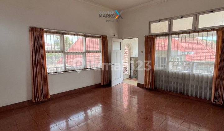 Well-Maintained Vintage House in the Ijen Area, Mountains, Klojen Malang 2