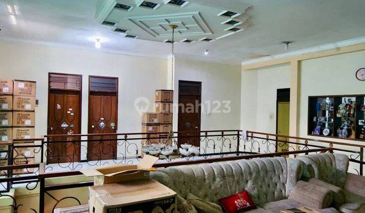 Rumah Klasik 2 Lantai di Jalan Pulau2 Lokasi Tengah Kota Malang 2