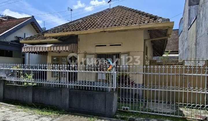 Rumah Kolonial Vintage di Klojen, Tengah Kota Malang Rumah Kolonial Vintage di Klojen, Tengah Kota Malang