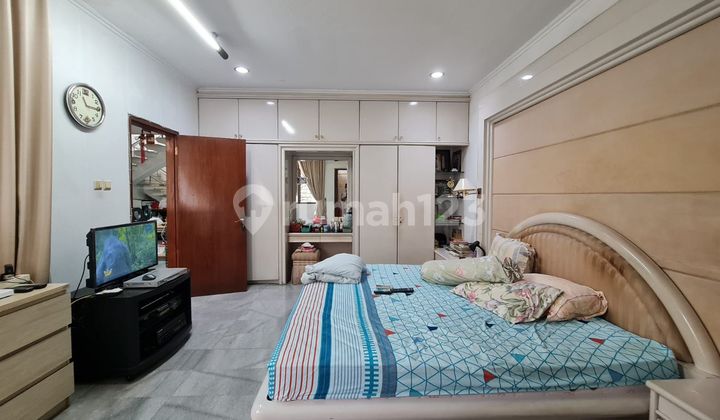 Dijual rumah di Komplek di Komplek intercon 2 lantai bagus lantai marmer