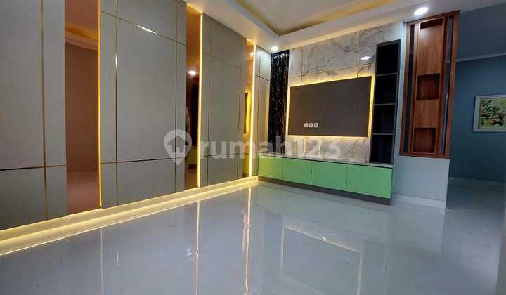 For Sale Ready to Occupancy Sweet Sparkling 2-Story House 2