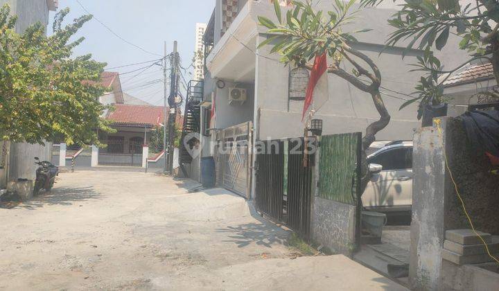 Rumah Dilokasi Padat Penduduk. Dekat Ke Mall Puri 1