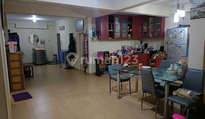 Rumah Luas. Lokasi Padat Penduduk. Cocok Buat.keluarga Besar