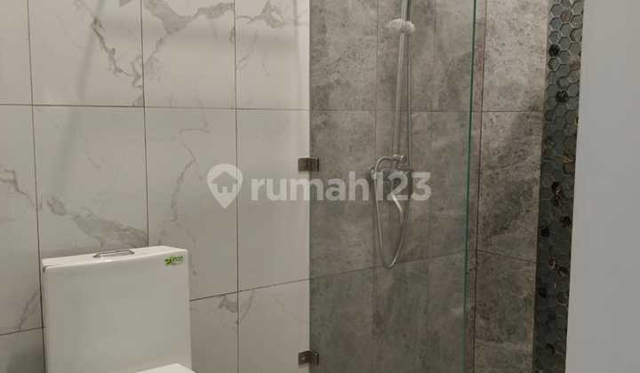 Jula Murah.. Rumah Baru... 3,5 Lantai ...4 Kamar... Bebas Banjir....Kelapa Gading 2