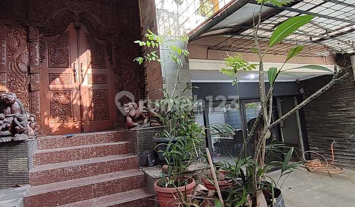 Jual Murah Rumah Antik Klasik Asri Nyaman 3 Lantai di Kelapa Gading 1