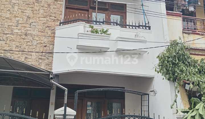 Jual Murah,,,,, Rumah Rapi 2 Lantai Siap Huni Bebas Banjir di Duren Sawit