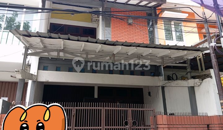 Dijual Cepat....Rumah3 Lantai bisa untuk Usaha ...Jalan Raya...Di Kelapa Gading