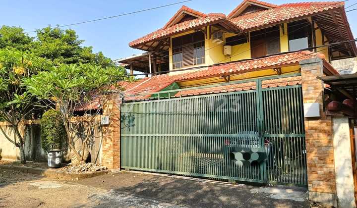 Rumah Besar Dekat Kampus Pamulang