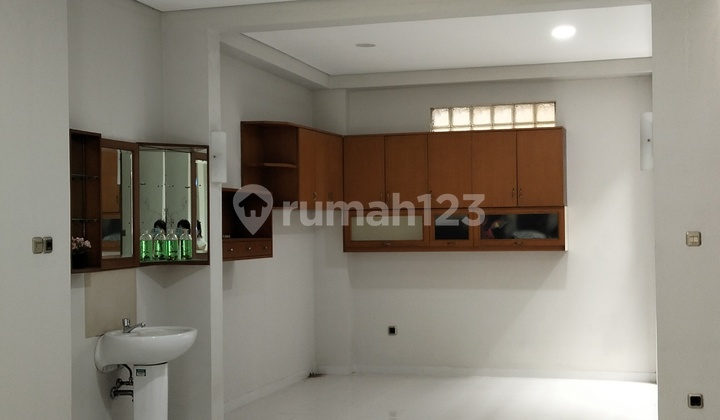 Sangat Bagus, Rumah Dua Lantai Baru Renovasi