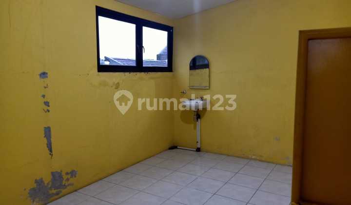 Rumah Dua Lantai Dengan Enam Kamar