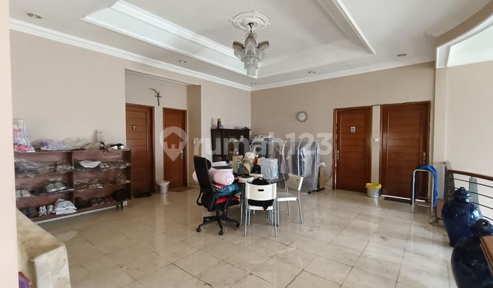 Rumah Antik Taman Luas Full Furnished 2