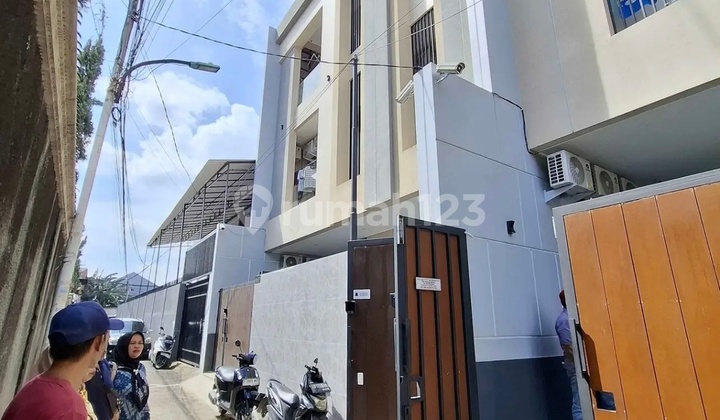 Dijual Kostan Baru 30 Kamar di Kebon Jeruk