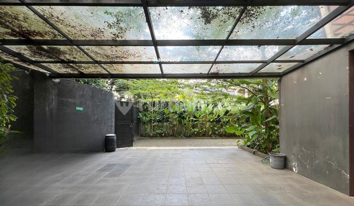 Ma'am, ready-to-occupy house in Lebak Bulus.