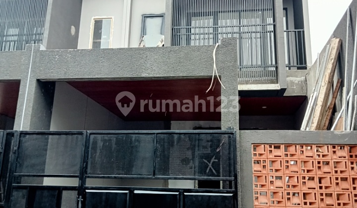 Rumah 2 Lantai Brand New Bebas Banjir, Murah Jarang Ada di Poris Indah