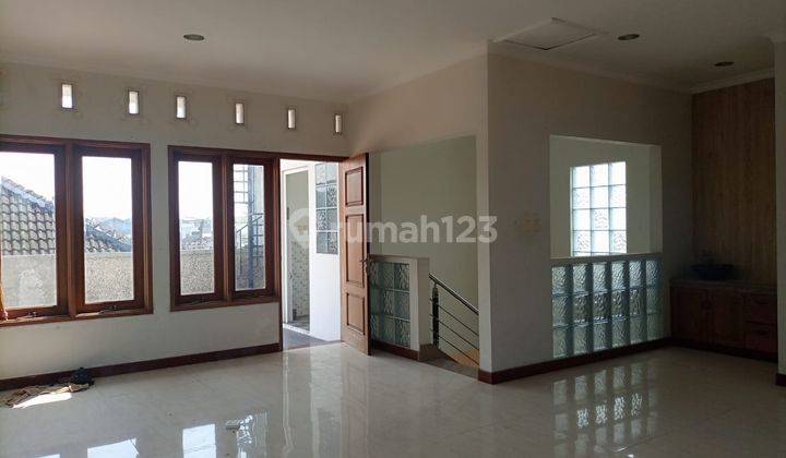 Rumah 3 Lantai Bagus Siap Huni  7