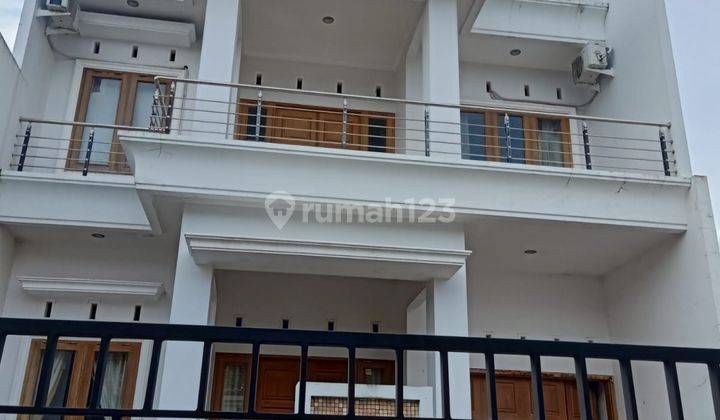 Rumah 3 Lantai Bagus Siap Huni  1