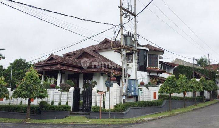 Rumah mewah di kawasan elit engah kota di Jl. Mr. Gele Harun 2 Lantai SHM Bagus Utara 1