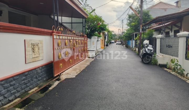Rumah Fresh Baru Renov Luas 195 M² di Komplek Jatiwaringin 2