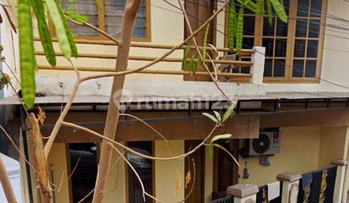 Minimalist House with 2-Car Road Access in Asem Baris, Tebet 2