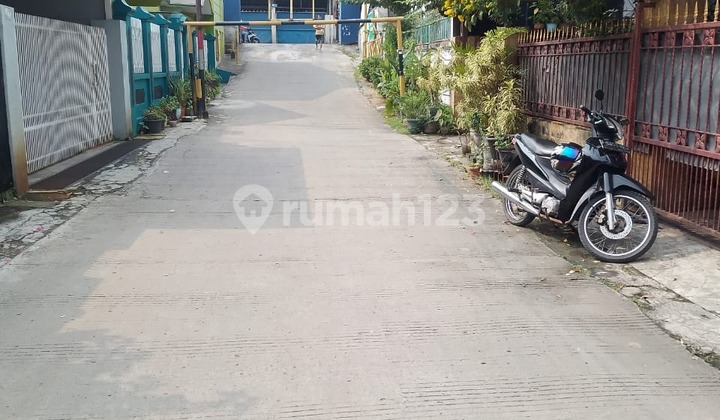 Asri House with 200 Square Meters of Land in Poncol Jakasampurna Complex 2