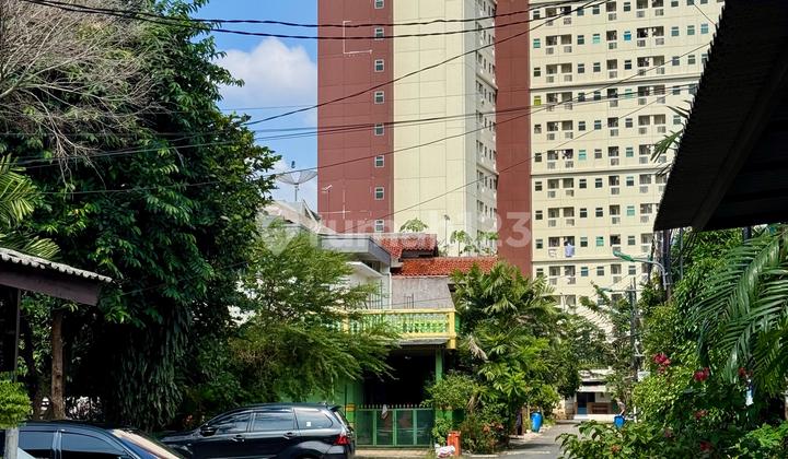 Jalan 2 Mobil Rumah Dekat Taman di Area Perumkar Pondok Kelapa 2