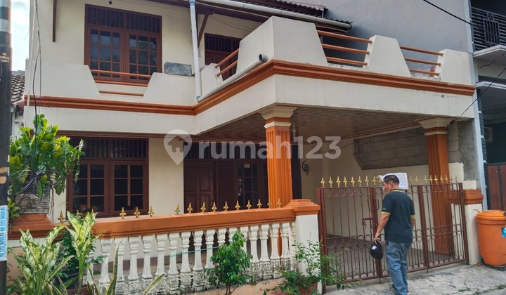 Rumah Hadap Lapangan di Harapan Baru 1 Dekat KRL Cakung 1
