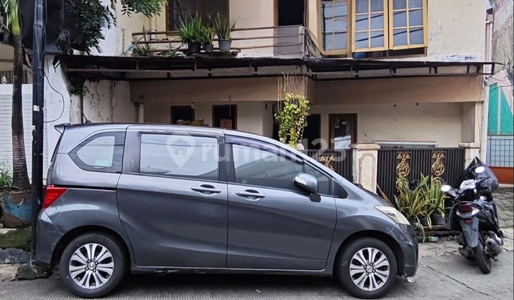 Minimalist House with 2-Car Road Access in Asem Baris, Tebet