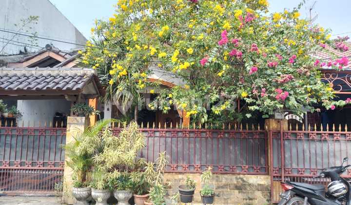 Rumah Asri Luas Tanah 200 Meter di Komplek Poncol Jakasampurna 