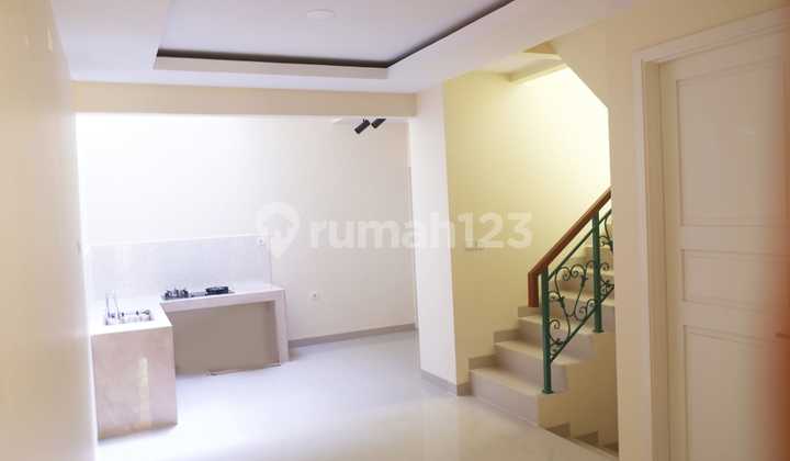 Rumah 2 Lantai Bagus Semi Furnished di Karelia Gd. Serpong 2