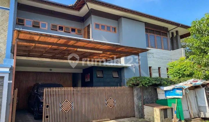 For Sale Luxury House in Hook Position Well-Maintained Ready to Occupy in Turangga, Bandung