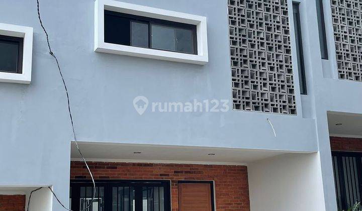 Rumah 3 Lantai Bagus Unfurnished SHM di Nuansa Alam Setiabudi Clove , Bandung 2