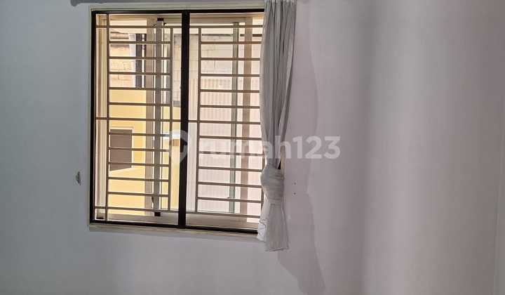 Rumah 2 lantai Semi Furnished SHM di Cluster Sapphire, PHG ,Gading Serpong 2