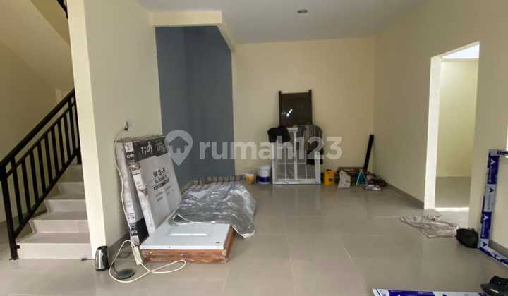 Dijual Rumah Renov 2 Lantai di Regency Villa Melati Mas 2