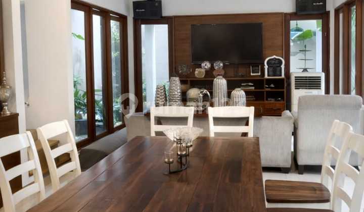 Dijual Rumah Bagus 2 Lantai Hadap Timur Bebas Banjir di Cluster Versailles Residence , BSD City