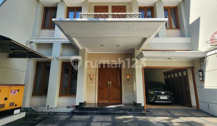 Quick Sale Luxury 2-Story House in a Strategic Location in the Premium and Elite Area of Menteng, Central Jakarta.