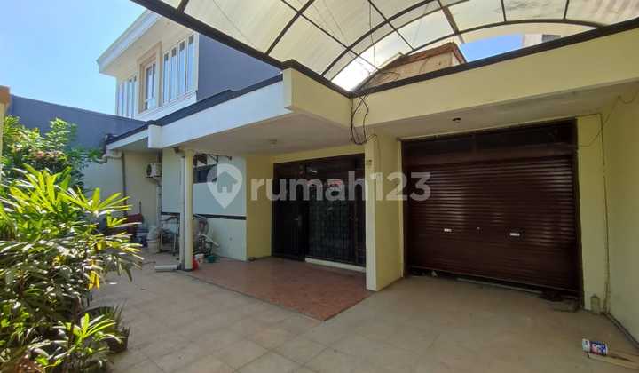 Strategic House One Step to Ngagel Jaya Selatan Main Road.