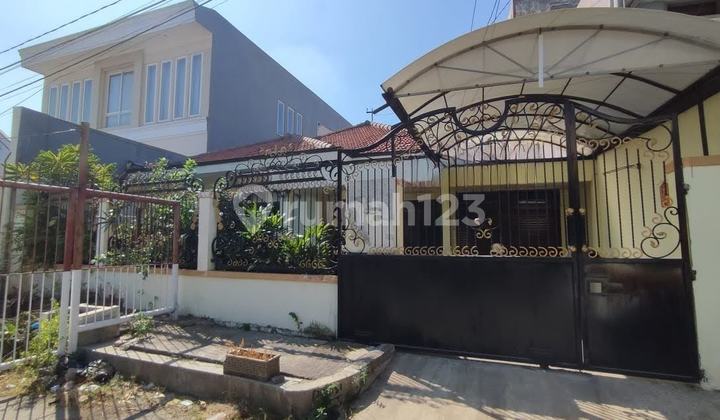 Strategic House One Step to Ngagel Jaya Selatan Main Road.