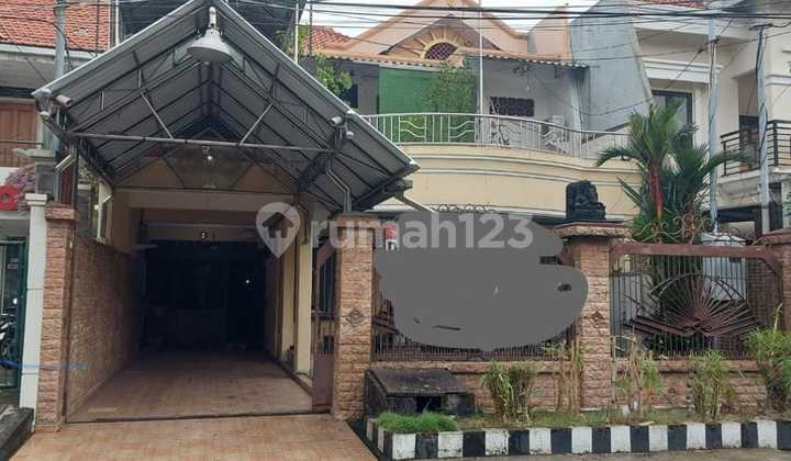 Rumah 2 Lantai Nginden Intan Minim Renovasi Lingkungan Nyaman