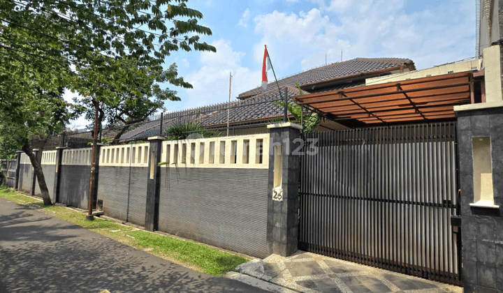 Rumah Modern Tropis Hang Lekir Lokasi Tenang Dekat Senayan 1