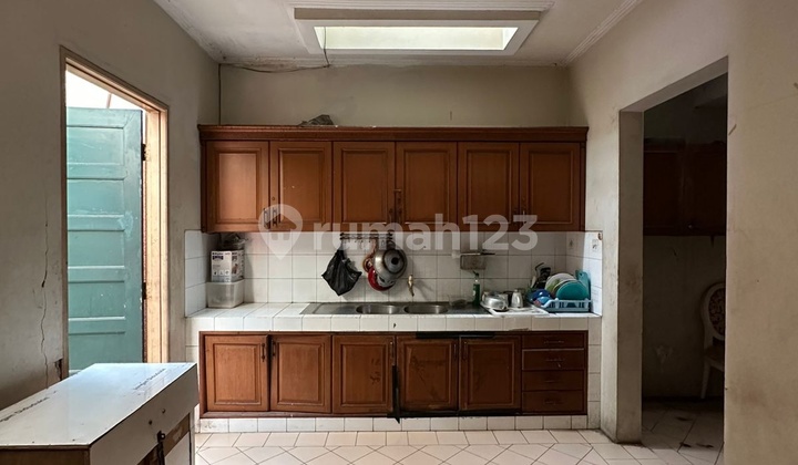 RUMAH MODERN MINIMALIST TERAWAT DEKAT SCBD, SUDIRMAN 2