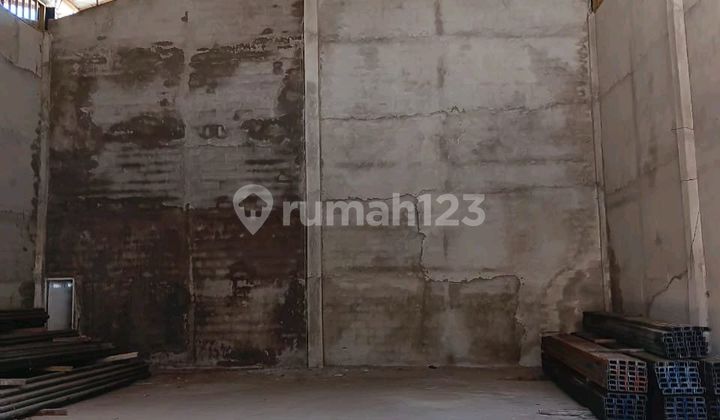 Warehouse Ready to Live In Strategic Location 24-Hour Security 2 Blocks