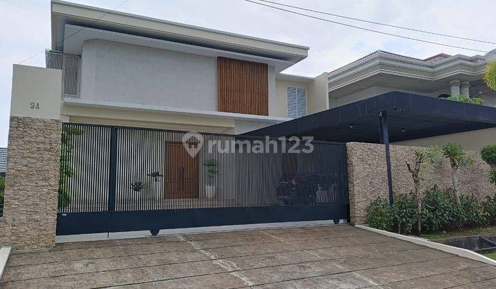 Rumah mewah tengah kota, Siap huni termasuk semua perabotan di Jl. Rubini  1