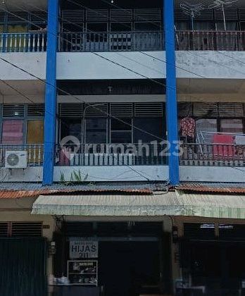3-Storey Shop House Ready to Occupy, Strategic by the Road, Suitable for Business.