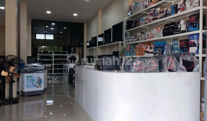 Ready-to-Occupy Shop House by the Road Suitable for Various Businesses 2