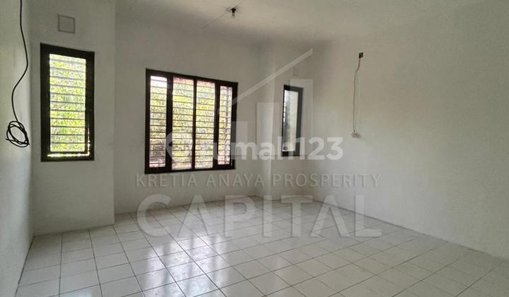 Ready-to-use Shophouse with a Great Location Right on the Main Road of Taman Kopo Indah 3 1