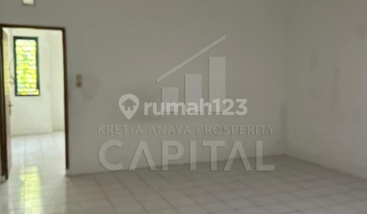 Ready-to-use Shophouse with a Great Location Right on the Main Road of Taman Kopo Indah 3 2