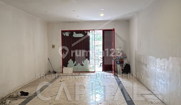 2-Story Shop House in Strategic Location on Cihanjuang Street 2