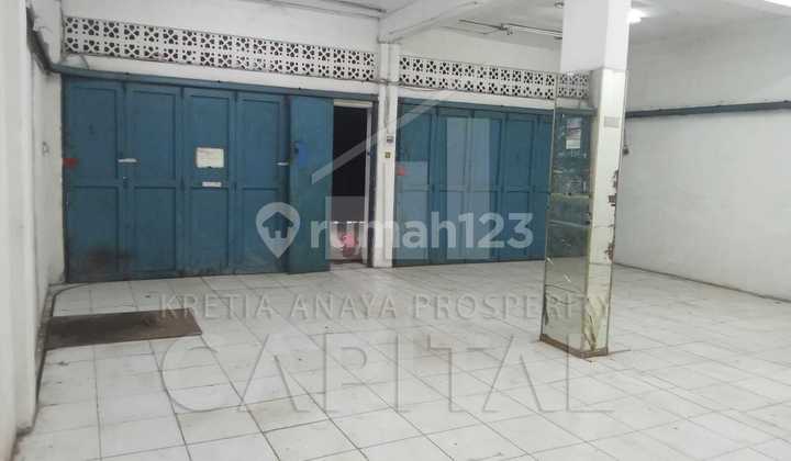 Rarely Available Shop House with Ready-to-Use Commercial Space in Moch Toha Area.
