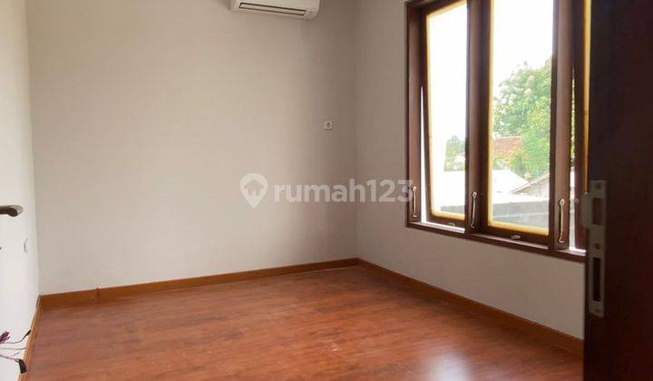 Rumah Villa lokasi ditengah kota 2 menit dari Dyatmika School 4